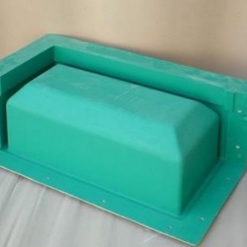 Moules en polyester stratifiés avec gel-coat polyuréthane superficiel, l'ensemble étant souvent renforcé par un cadre métallique, ou éventuellement souvent positionné dans une caisse en contreplaqué marine recouvert de polyester.