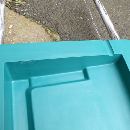 Moules en polyester stratifiés avec gel-coat polyuréthane superficiel, l'ensemble étant souvent renforcé par un cadre métallique, ou éventuellement souvent positionné dans une caisse en contreplaqué marine recouvert de polyester.