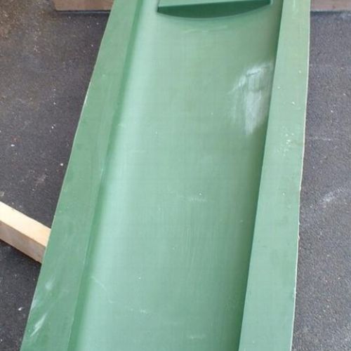 Moules en polyester stratifiés avec gel-coat polyuréthane superficiel, l'ensemble étant souvent renforcé par un cadre métallique, ou éventuellement souvent positionné dans une caisse en contreplaqué marine recouvert de polyester.