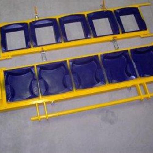 Equipements pour moulage et démoulage des pavés TRIEF et autres produits nécessitant des moules en 2 parties et un retournement pour le démoulage.