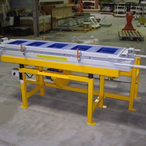 Equipements pour moulage et démoulage des pavés TRIEF et autres produits nécessitant des moules en 2 parties et un retournement pour le démoulage.
